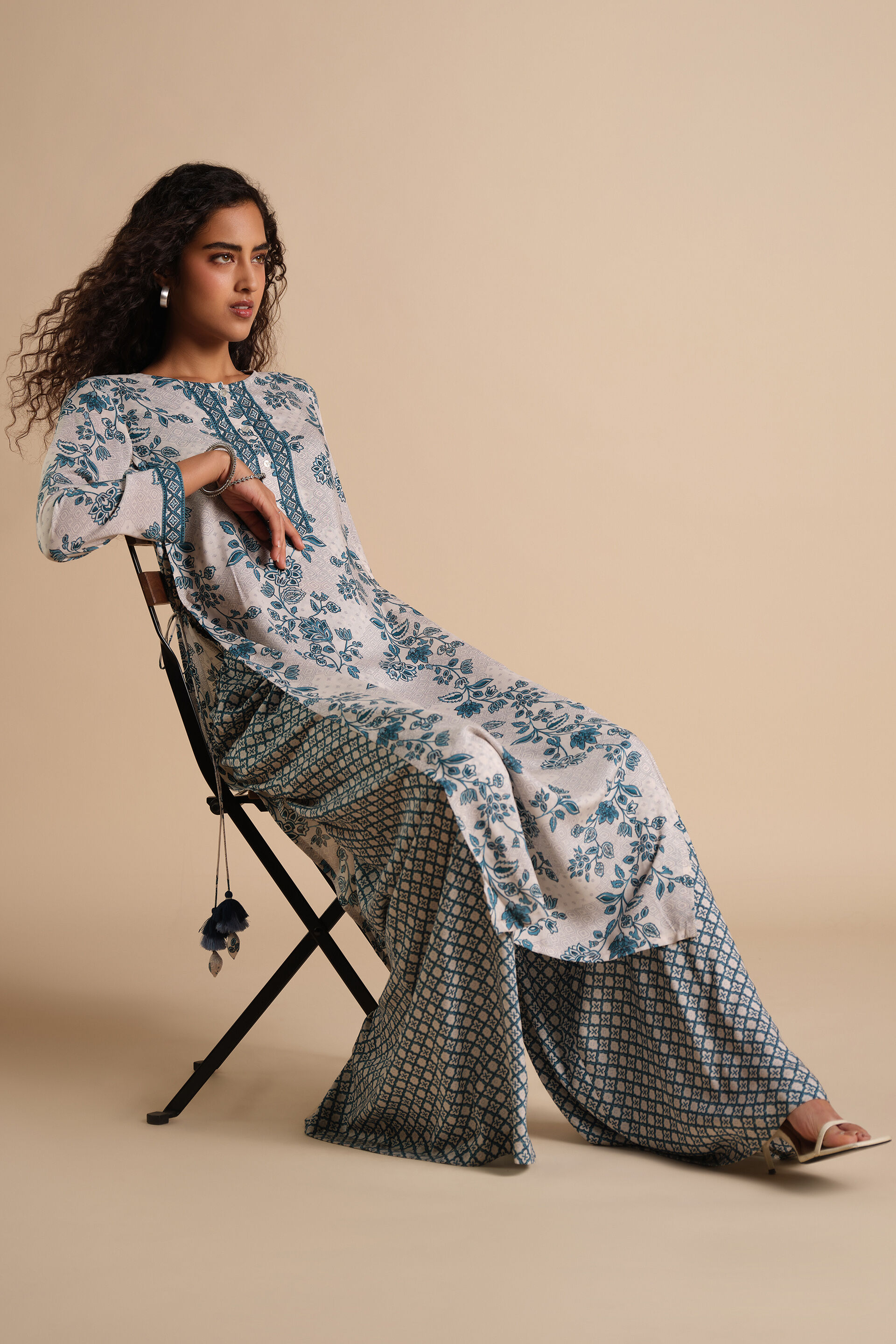 Neela Blossom Kurta Set, Off White, image 2